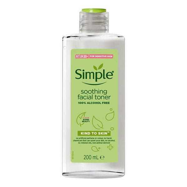 تونر آرامش بخش فاقد الکل سیمپل 1 تونر آرامش بخش فاقد الکل سیمپل ، اولین قدم در روتین پوستی بعد از شستن صورت با شوینده، استفاده از تونر است.تونر لاین kind to skin برند سیمپل حاوی ویتامین B5 ، بیزابولول ، آلانتوئین و ویتامین E است؛ این مواد مغذی موجب حفظ نرمی و لطافت پوست و تغذیه پوست میشود.