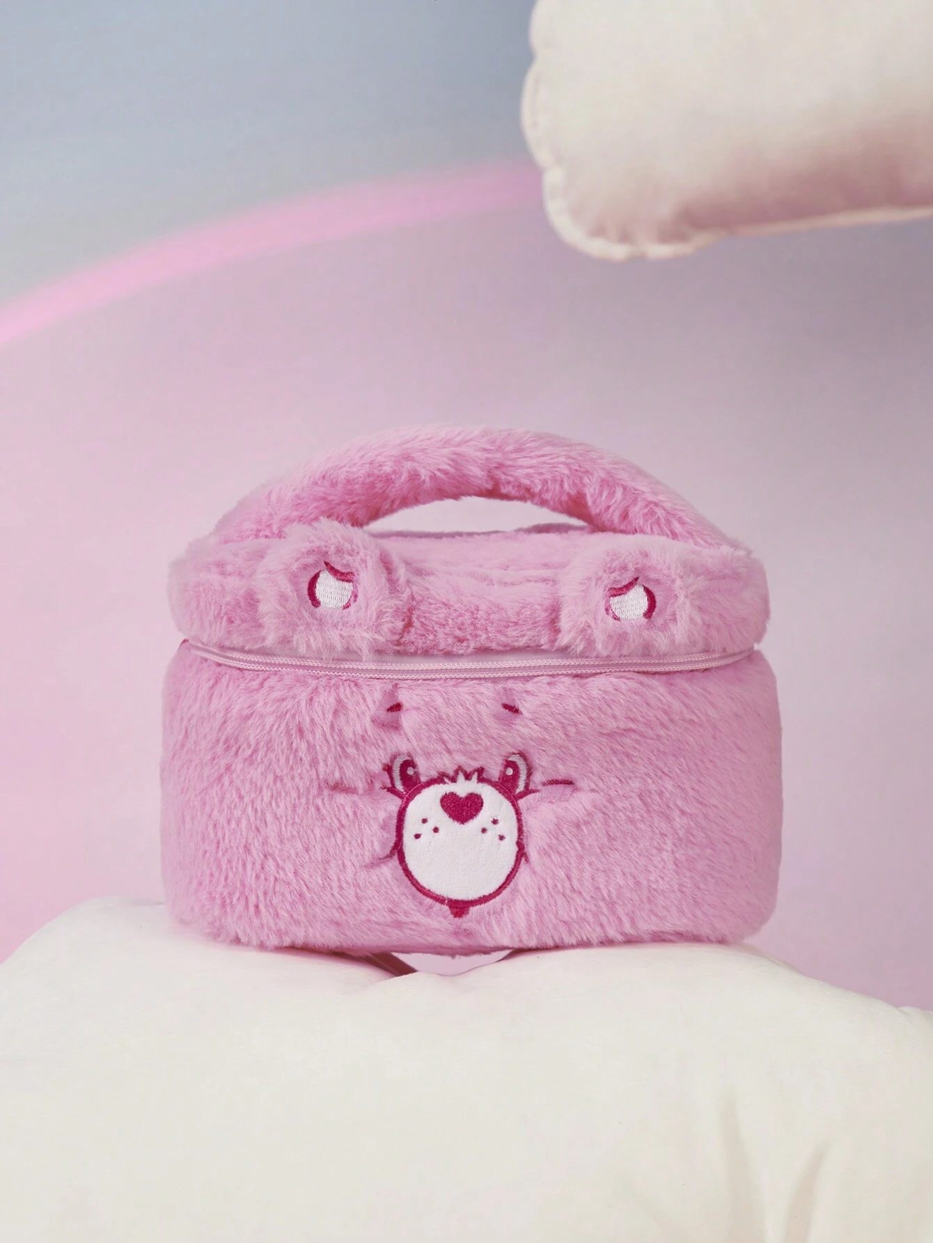 کیف آرایش خرسی شین SHEIN 10 کیف آرایش خرسی شین SHEIN یک کیف آرایشی بسیار دوست داشتنی و جذاب است که توسط SHEIN در همکاری با Care Bears تولید شده است.