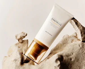 ویژگیهای اصلی کرم ضد آفتاب Centella Air-Fit Suncream Light SPF30 PA++++ عبارتند از: • محافظت قوی در برابر آفتاب: SPF30 PA++++ برای محافظت در برابر اشعههای UVA و UVBhttps://www.kbeautyhobbit.com/post/skin1004-madagascar-centella-air-fit-suncream-light-spf-30-pa-reviewhttps://www.yesstyle.com/en/skin-1004-madagascar-centella-air-fit-suncream-light-50ml/info.html/pid.1114828296. • عصاره سنتلا آسیاتیکا: به تسکین و ترمیم پوست کمک میکندhttps://www.kbeautyhobbit.com/post/skin1004-madagascar-centella-air-fit-suncream-light-spf-30-pa-reviewhttps://www.yesstyle.com/en/skin-1004-madagascar-centella-air-fit-suncream-light-50ml/info.html/pid.1114828296. • نیاسینامید و اسید هیالورونیک: برای آبرسانی و بهبود وضعیت پوستhttps://www.kbeautyhobbit.com/post/skin1004-madagascar-centella-air-fit-suncream-light-spf-30-pa-reviewhttps://www.yesstyle.com/en/skin-1004-madagascar-centella-air-fit-suncream-light-50ml/info.html/pid.1114828296. • بافت سبک و غیر چسبنده: به سرعت جذب پوست میشود و احساس سنگینی ایجاد نمیکندhttps://www.kbeautyhobbit.com/post/skin1004-madagascar-centella-air-fit-suncream-light-spf-30-pa-reviewhttps://www.yesstyle.com/en/skin-1004-madagascar-centella-air-fit-suncream-light-50ml/info.html/pid.1114828296. • بدون ایجاد سفیدک: به طور یکنواخت پخش میشود و سفیدک روی پوست ایجاد نمیکندhttps://www.kbeautyhobbit.com/post/skin1004-madagascar-centella-air-fit-suncream-light-spf-30-pa-reviewhttps://www.yesstyle.com/en/skin-1004-madagascar-centella-air-fit-suncream-light-50ml/info.html/pid.1114828296. • مناسب برای انواع پوست: فرمولاسیون هیپوآلرژنیک و بدون مواد مضر برای محیط زیستhttps://www.kbeautyhobbit.com/post/skin1004-madagascar-centella-air-fit-suncream-light-spf-30-pa-reviewhttps://www.yesstyle.com/en/skin-1004-madagascar-centella-air-fit-suncream-light-50ml/info.html/pid.1114828296. • کاهش التهاب و قرمزی: به کاهش التهاب و قرمزی پوست کمک میکندhttps://www.kbeautyhobbit.com/post/skin1004-madagascar-centella-air-fit-suncream-light-spf-30-pa-reviewhttps://www.yesstyle.com/en/skin-1004-madagascar-centella-air-fit-suncream-light-50ml/info.html/pid.1114828296. • مناسب برای استفاده روزانه: برای استفاده روزانه مناسب است و میتواند به عنوان بخشی از روتین مراقبت از پوست استفاده شودhttps://www.kbeautyhobbit.com/post/skin1004-madagascar-centella-air-fit-suncream-light-spf-30-pa-reviewhttps://www.yesstyle.com/en/skin-1004-madagascar-centella-air-fit-suncream-light-50ml/info.html/pid.1114828296. 